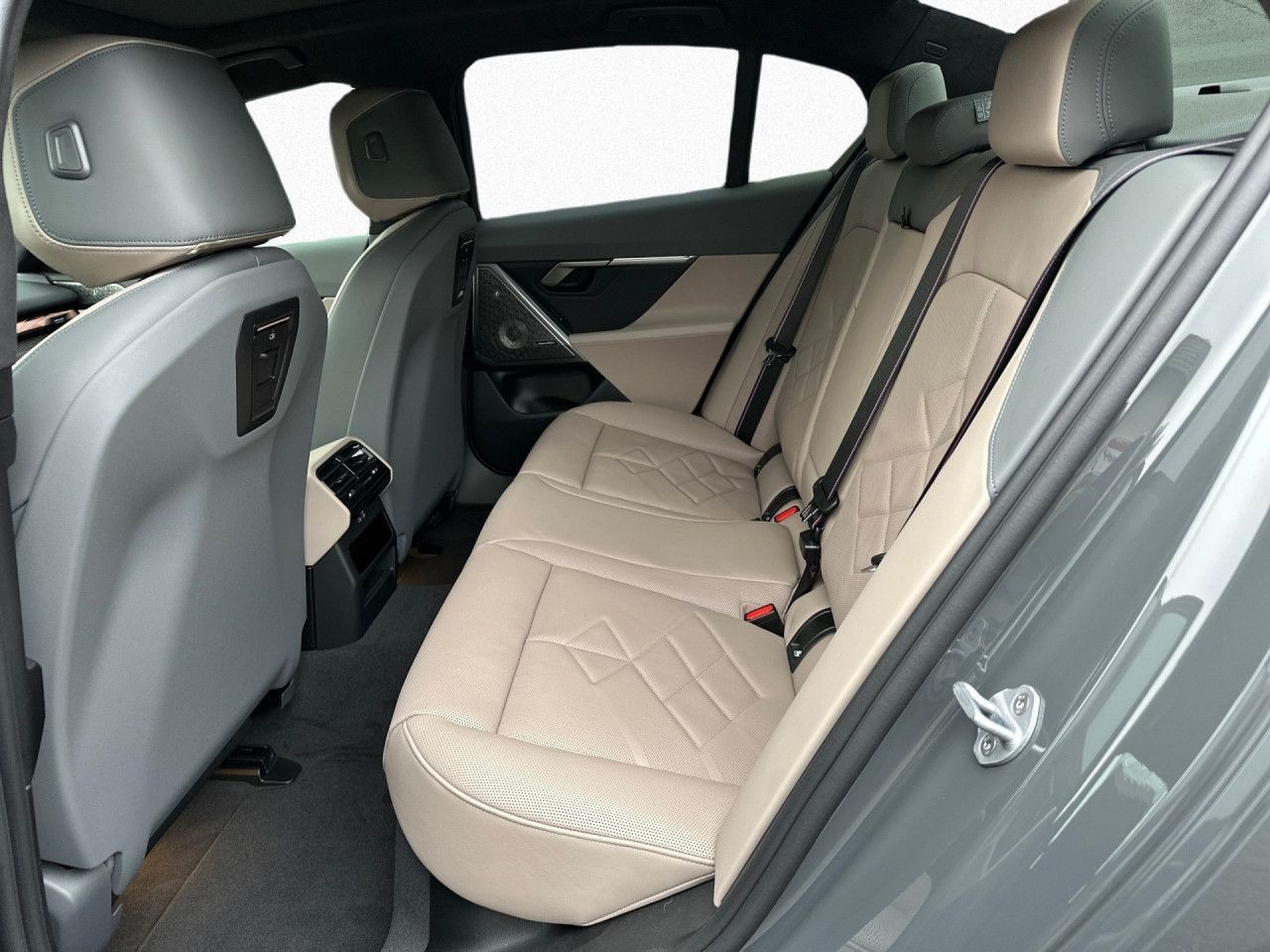 2025 BMW 550e xDrive M Sportpaket Pro Innovationspaket - Image 9