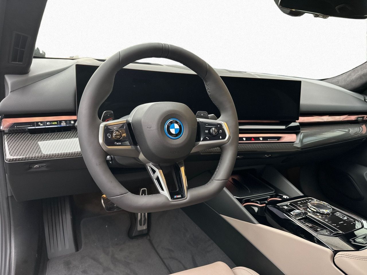 2025 BMW 550e xDrive M Sportpaket Pro Innovationspaket - Image 6